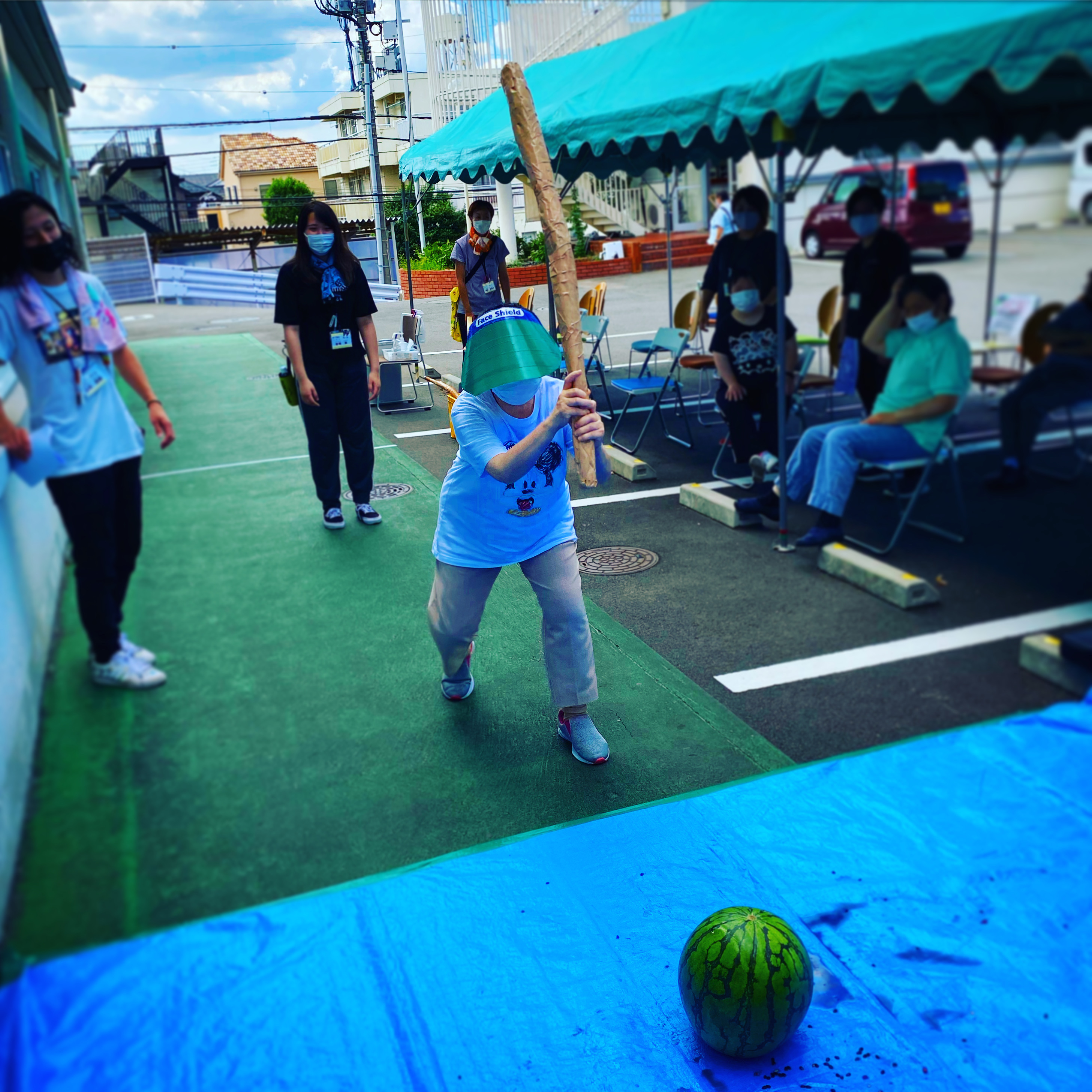 光の丘　スイカ割り