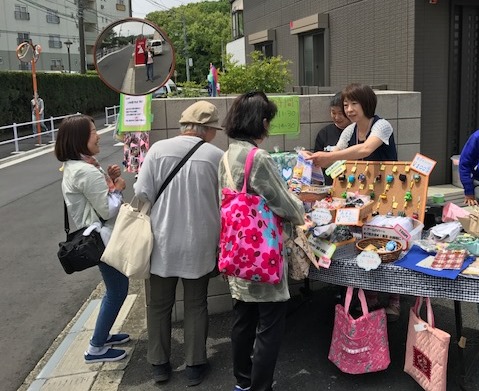 しらねの里・げんき　駐車場で作品の紹介をしました。