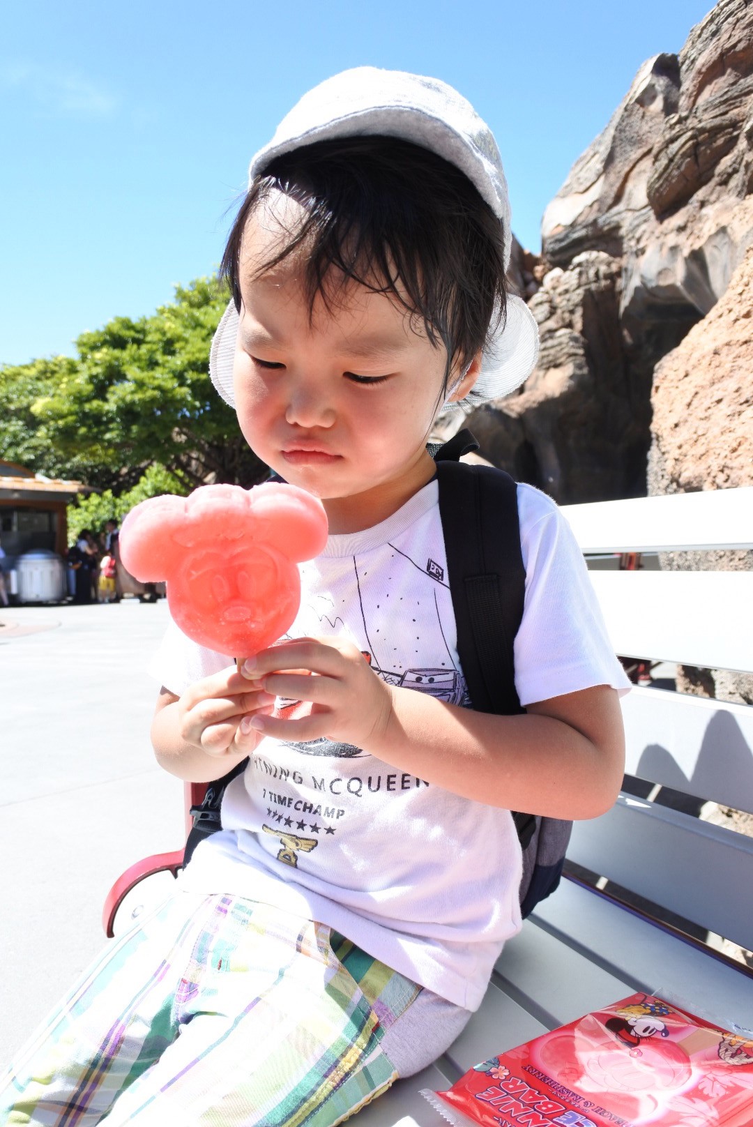 アイスキャンディーを見つめる子ども